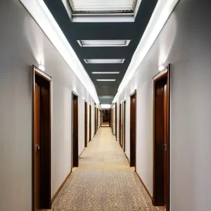 Что учитывать при планировании освещения в длинном коридоре